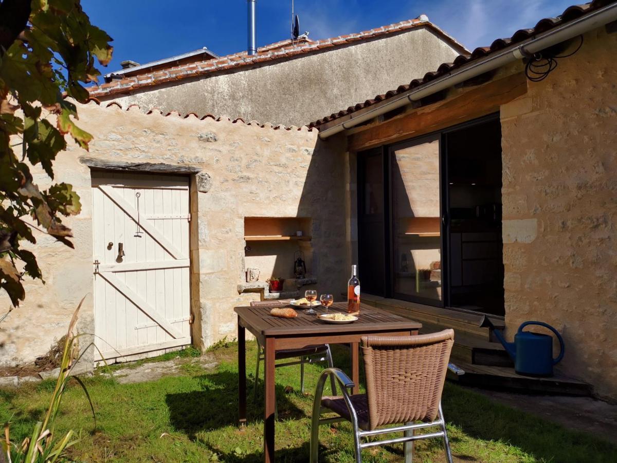 La Maison De Thomas Saint-Amant-de-Boixe Exterior photo