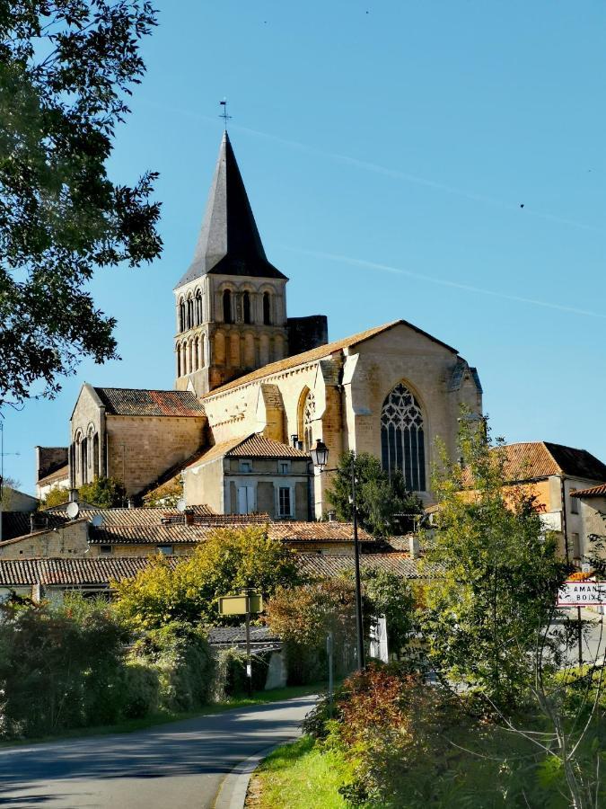 La Maison De Thomas Saint-Amant-de-Boixe Exterior photo